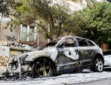 Ζωγράφου: Άγνωστοι πυρπόλησαν δύο οχήματα (φωτό)